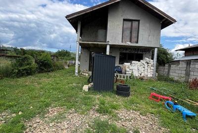 Casă cu 4 camere în Boldești