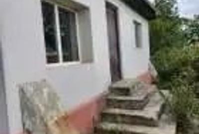 Casă cu 4 camere cu Teren 2000 Mp în Săhăteni