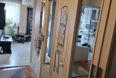 Apartament cu 3 camere decomandat în Petros