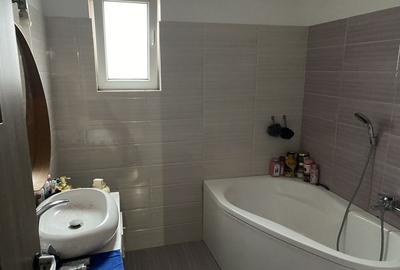 Apartament cu 3 camere decomandat în Dobroești