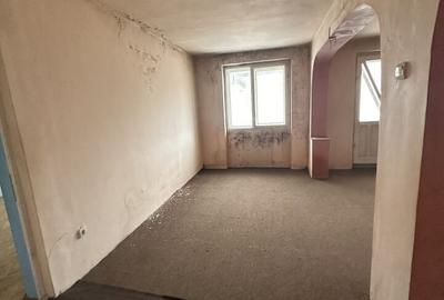 Apartament cu 4 camere decomandat în Toplița