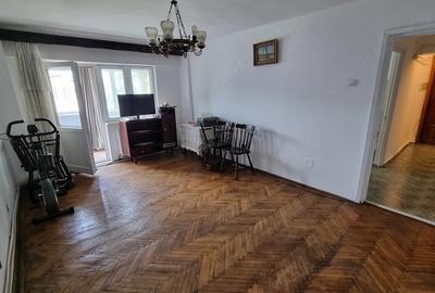 Apartament cu 3 camere decomandat în Exterior Vest