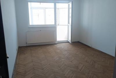Apartament cu 3 camere decomandat în Craiovița Nouă