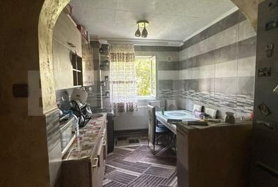 Apartament cu 2 camere semidecomandat, mobilat în Moreni