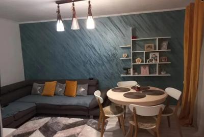 Apartament cu 3 camere decomandat în Tractorul