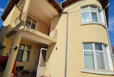 Casă cu 5 camere cu Garaj în Central - 1