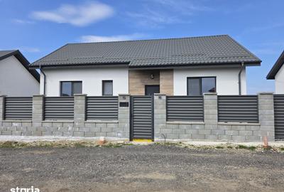 Casă cu 4 camere cu Teren 400 Mp în Domnești