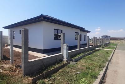 Casă individuală cu 4 camere cu Canalizare în Cumpăna