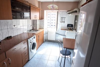 Apartament cu 3 camere decomandat în Între Lacuri