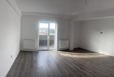 Apartament cu 3 camere decomandat în Tractorul - 2