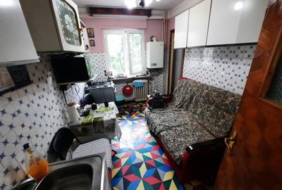 Apartament cu 3 camere semidecomandat, mobilat în Podu Roș - 1