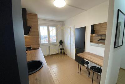 Apartament cu 3 camere semidecomandat, mobilat în Central
