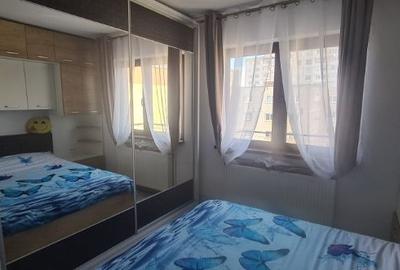Apartament cu 3 camere decomandat în Tractorul - 4