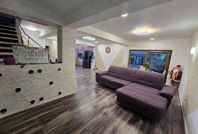 Casă cu 5 camere cu Canalizare în 1 Decembrie - 2