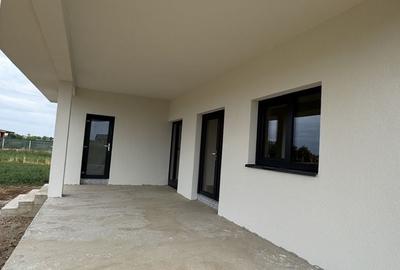 Casă cu 4 camere cu Teren 605 Mp în Girișu de Criș - 1