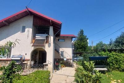 Casă cu 4 camere în Central