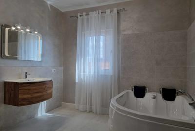 Apartament cu 4 camere decomandat în Exterior Vest