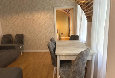 Apartament cu 2 camere semidecomandat, mobilat în Centrul Istoric