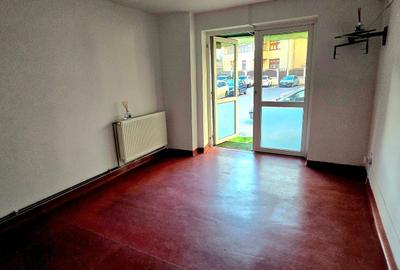 Apartament cu 3 camere decomandat în Micro 5