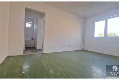 Apartament cu 3 camere semidecomandat în Florilor