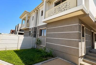 Duplex cu 4 camere cu Canalizare în Moșnița Nouă - 3