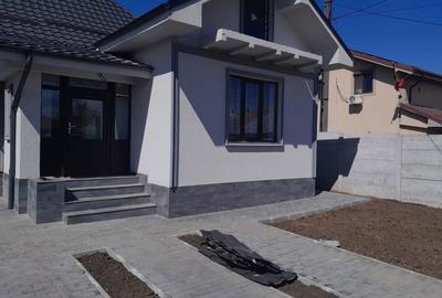 Casă cu 3 camere cu Teren 250 Mp în Central - 1
