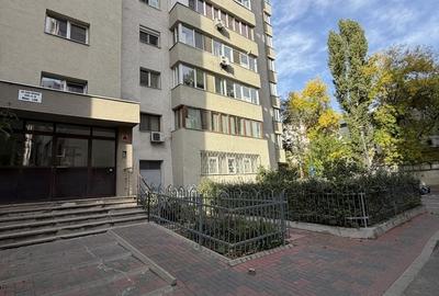 Garsonieră decomandată în Titan