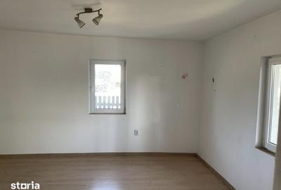Casă cu 3 camere cu Teren 900 Mp în Dărmănești