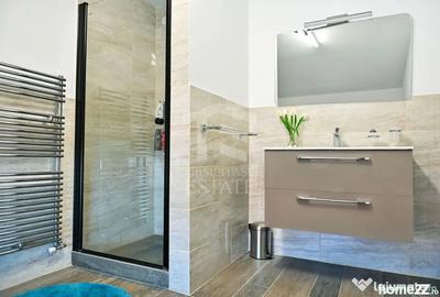 Casă cu 7 camere cu Teren 445 Mp în Central