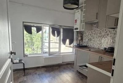 Apartament cu 3 camere semidecomandat, mobilat în Calea Călărașilor