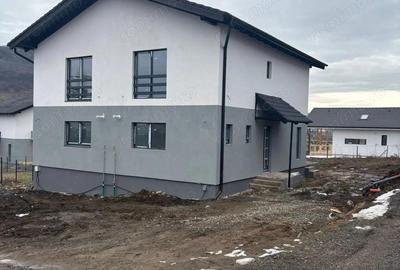 Casă cu 4 camere cu Canalizare în Livezeni - 2