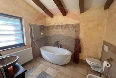 Casă cu 4 camere cu Teren 328 Mp în Golești - 9