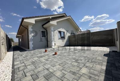 Casă individuală cu 3 camere cu Canalizare în Moșnița Nouă