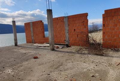 Teren de 700 mp, în Eșelnița - 3