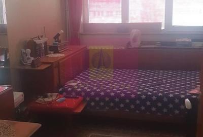Apartament cu 3 camere semidecomandat în Militari