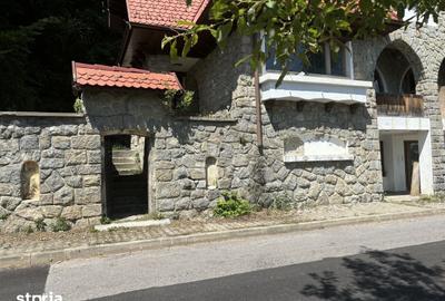 Casă cu 8 camere cu Teren 1200 Mp în Central - 1