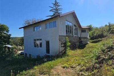 Casă cu 4 camere cu Teren 4300 Mp în Coțofenești