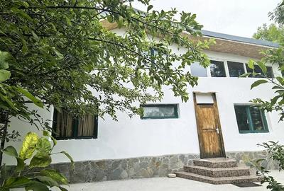 Casă cu Teren 4600 Mp în Central