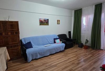 Apartament cu 3 camere decomandat în Republicii
