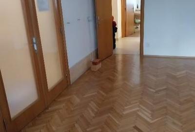 Apartament cu 4 camere decomandat în P-ța Muncii
