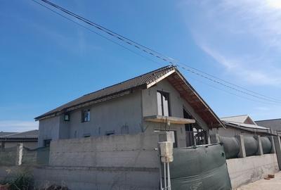 Casă cu 4 camere în Malu Mare - 8