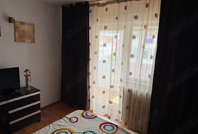 Apartament cu 3 camere decomandat în Sărari