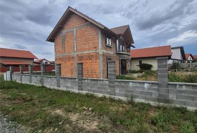 Casă cu 5 camere cu Teren 500 Mp în Moșnița Nouă
