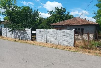 Casă cu 4 camere în Ceacu