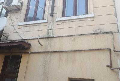 Casă cu 8 camere cu Canalizare în P-ța Victoriei - 2
