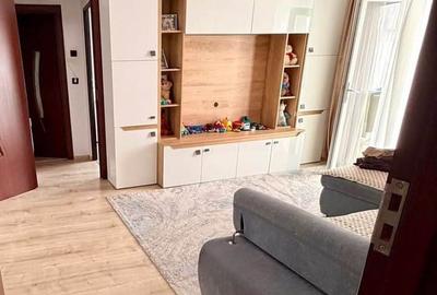 Apartament cu 3 camere semidecomandat în Craiovița Nouă