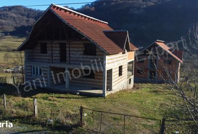 Casă cu 6 camere cu Teren 588 Mp în Corbeni