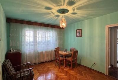 Apartament cu 3 camere semidecomandat în Central