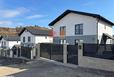 Casă cu 3 camere semidecomandat cu Teren 350 Mp în Livezeni