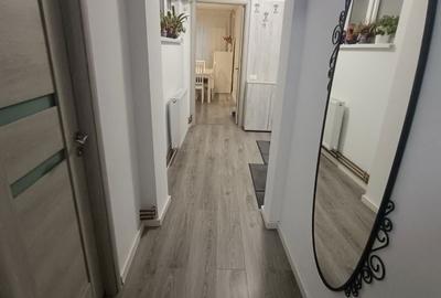 Apartament cu 3 camere, mobilat în Tei
